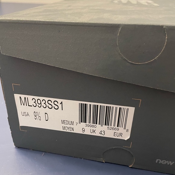 New Balance 393 ASOS Brand New Men’s size 9.5 Navy Red limited - Picture 4 of 4